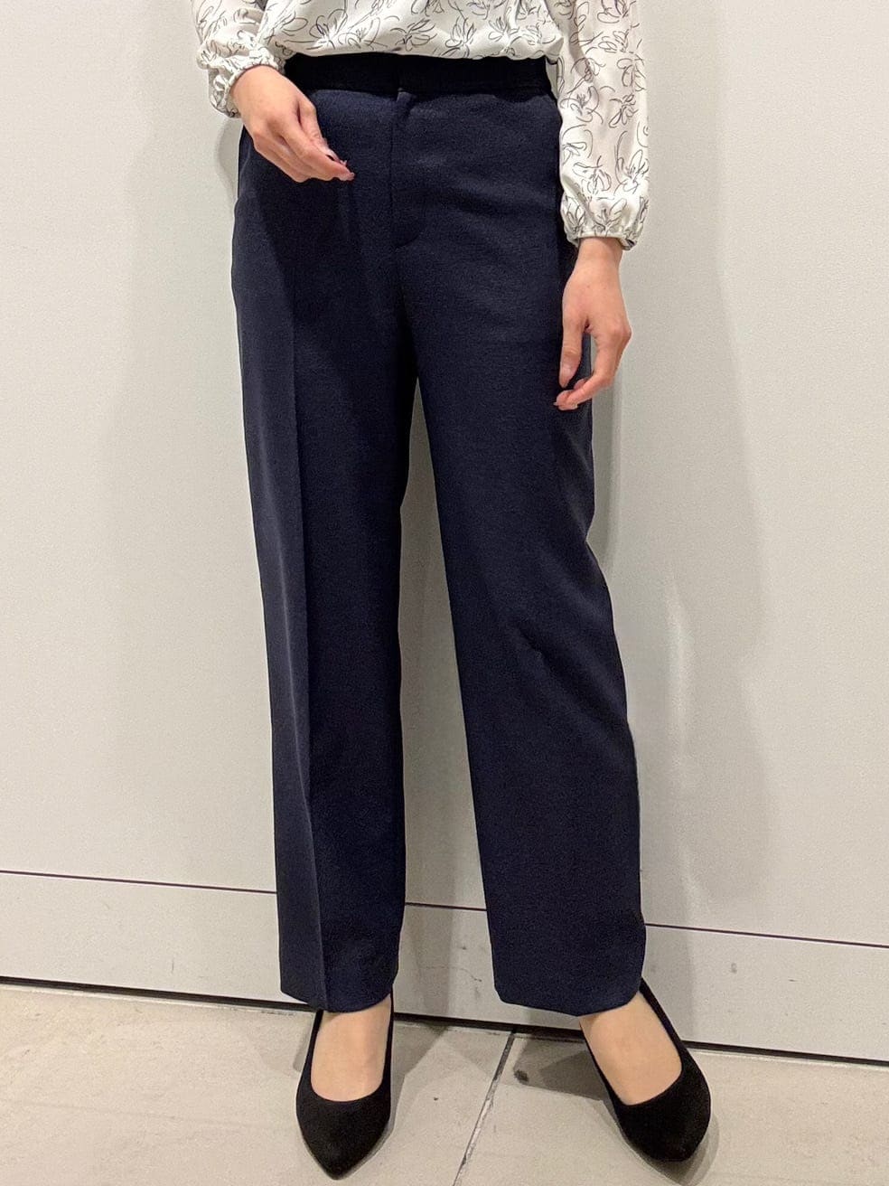 ホワイト系のシャツ/ブラウス、ブルー系のその他パンツ、シルバー系のネックレスを着用したレディースの冬コーディネートの5枚目の写真