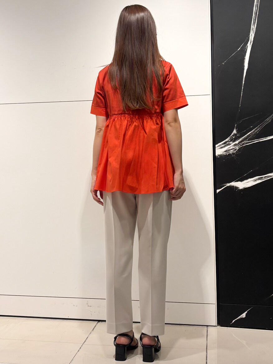 レッド系のTシャツ/カットソー、ベージュ系のその他パンツ、イエロー系のトートバッグを着用したレディースの夏コーディネートの3枚目の写真
