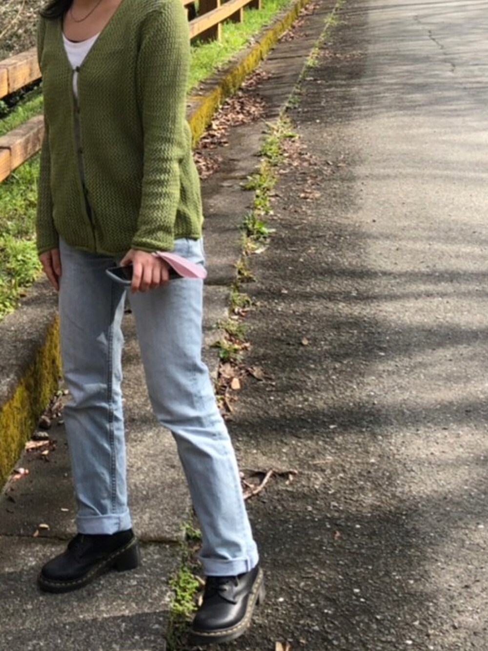 「LEVI’Sのアイテム（デニムパンツ、ブルー系）」を使った、jimiyu🍠さん（レディース・153cm）の春コーディネートの2枚目の写真