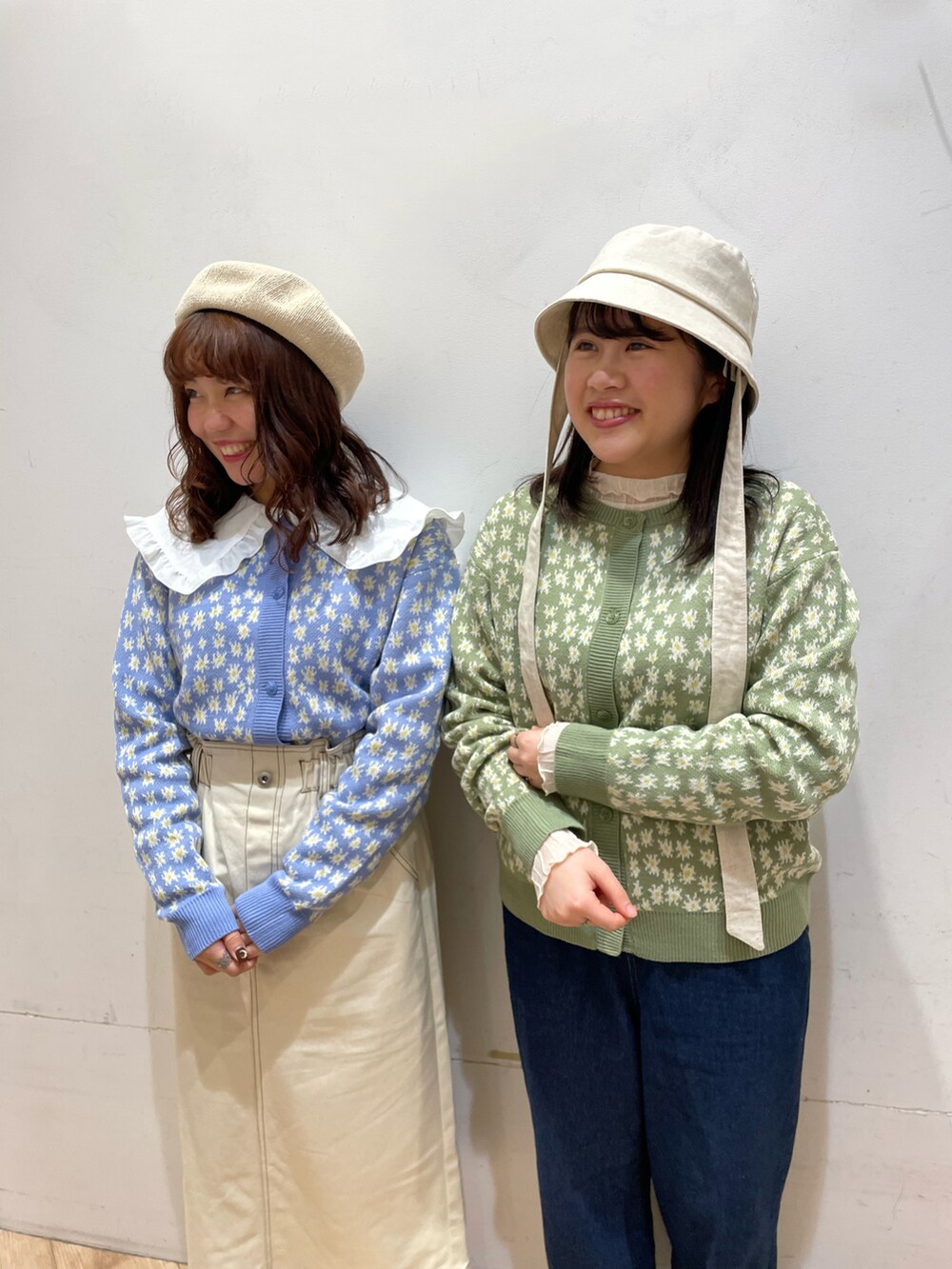 ブルー系のカーディガン/ボレロ、ホワイト系のスカート、ブルー系のその他パンツを着用したレディースの冬コーディネートの3枚目の写真