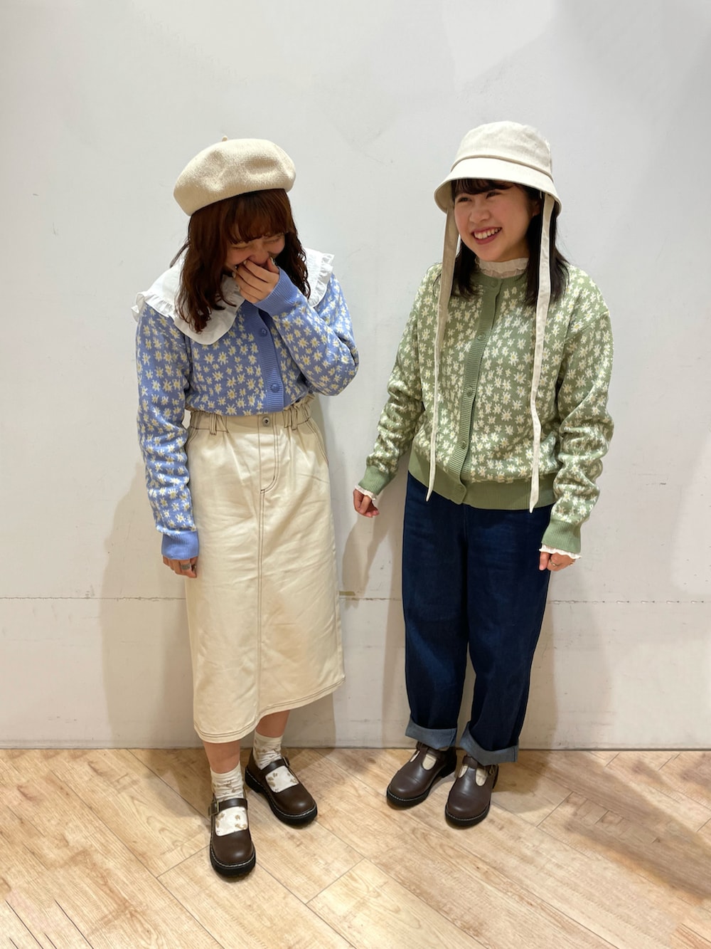 ブルー系のカーディガン/ボレロ、ホワイト系のスカート、ブルー系のその他パンツを着用したレディースの冬コーディネートの2枚目の写真