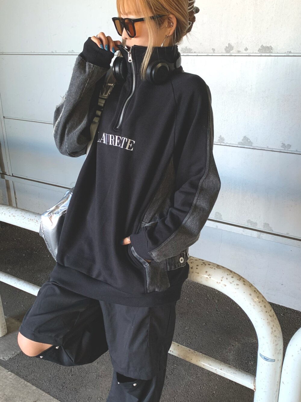 シルバー系のバックパック/リュック、ブラック系のカーゴパンツを着用したレディースの冬コーディネートの3枚目の写真