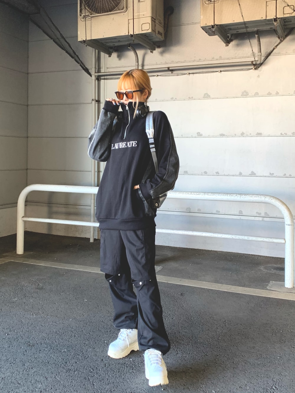 シルバー系のバックパック/リュック、ブラック系のカーゴパンツを着用したレディースの冬コーディネートの2枚目の写真