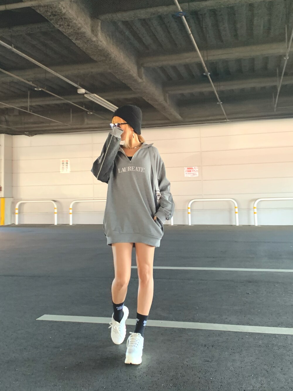 シルバー系のショルダーバッグ、ブラック系のニットキャップ/ビーニー、ブラック系のソックス/靴下を着用したレディースの冬コーディネートの3枚目の写真