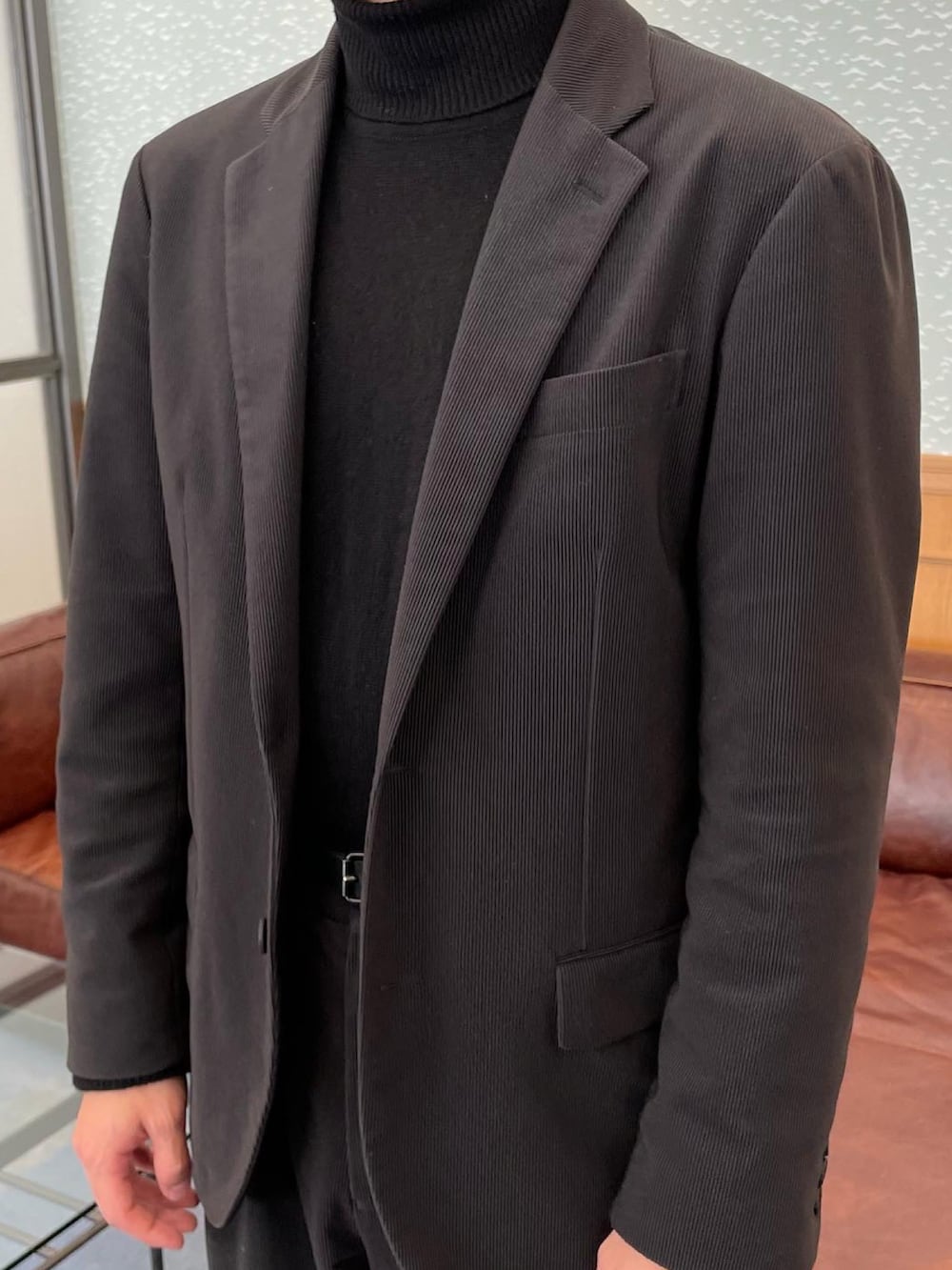 ブラック系のパンツ、ブラック系のテーラードジャケットを着用したメンズの冬コーディネートの2枚目の写真