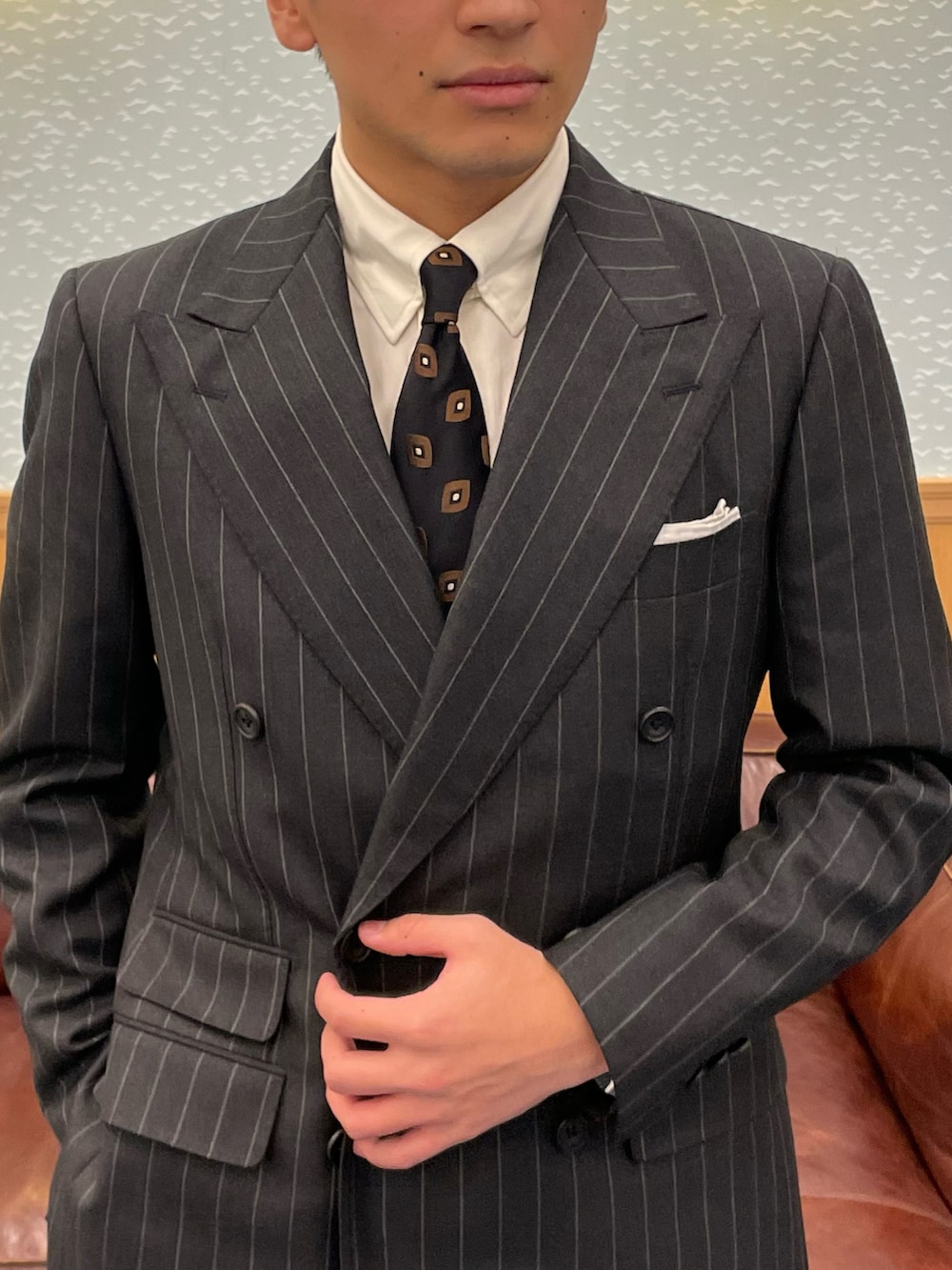 ブラック系のドレスシューズ、グレー系のテーラードジャケットを着用したメンズの冬コーディネートの2枚目の写真