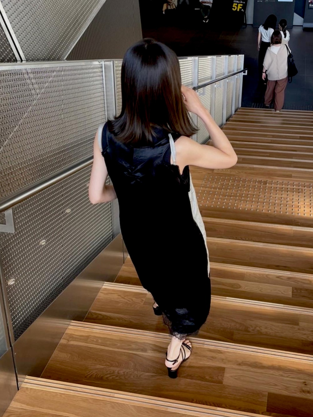 グレー系のワンピース/ドレスを着用したレディースの秋コーディネートの2枚目の写真