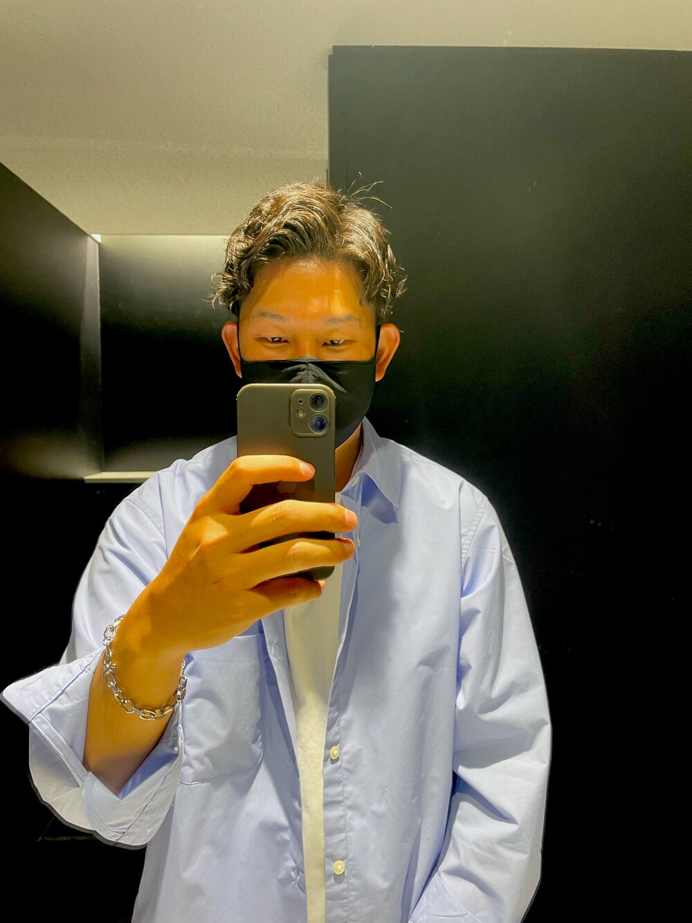 ブルー系のシャツ/ブラウスを着用したメンズの秋コーディネートの2枚目の写真