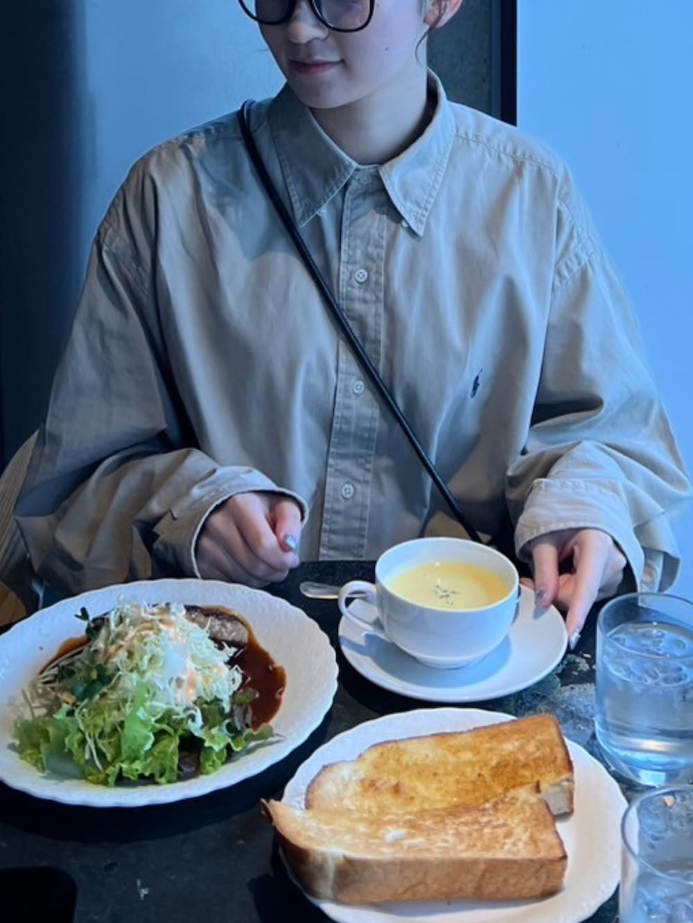 「真冬のあったかスタイル、パンツスタイル、ラフコーデ、キレイめカジュアル、大人ファッション、大人コーデ、おしゃれさんと繋がりたい、ブラウン、ロングコート、ロングブーツ、今日のコーデ、お洒落さんとつながりたい、シャツワンピ、いいね、save、フォローお願いします🤑、WEARタイアップ」｜「KBFのアイテム（ブーツ、ブラウン系）」を使った、ミドリさん（レディース・160cm）の冬コーディネートの2枚目の写真