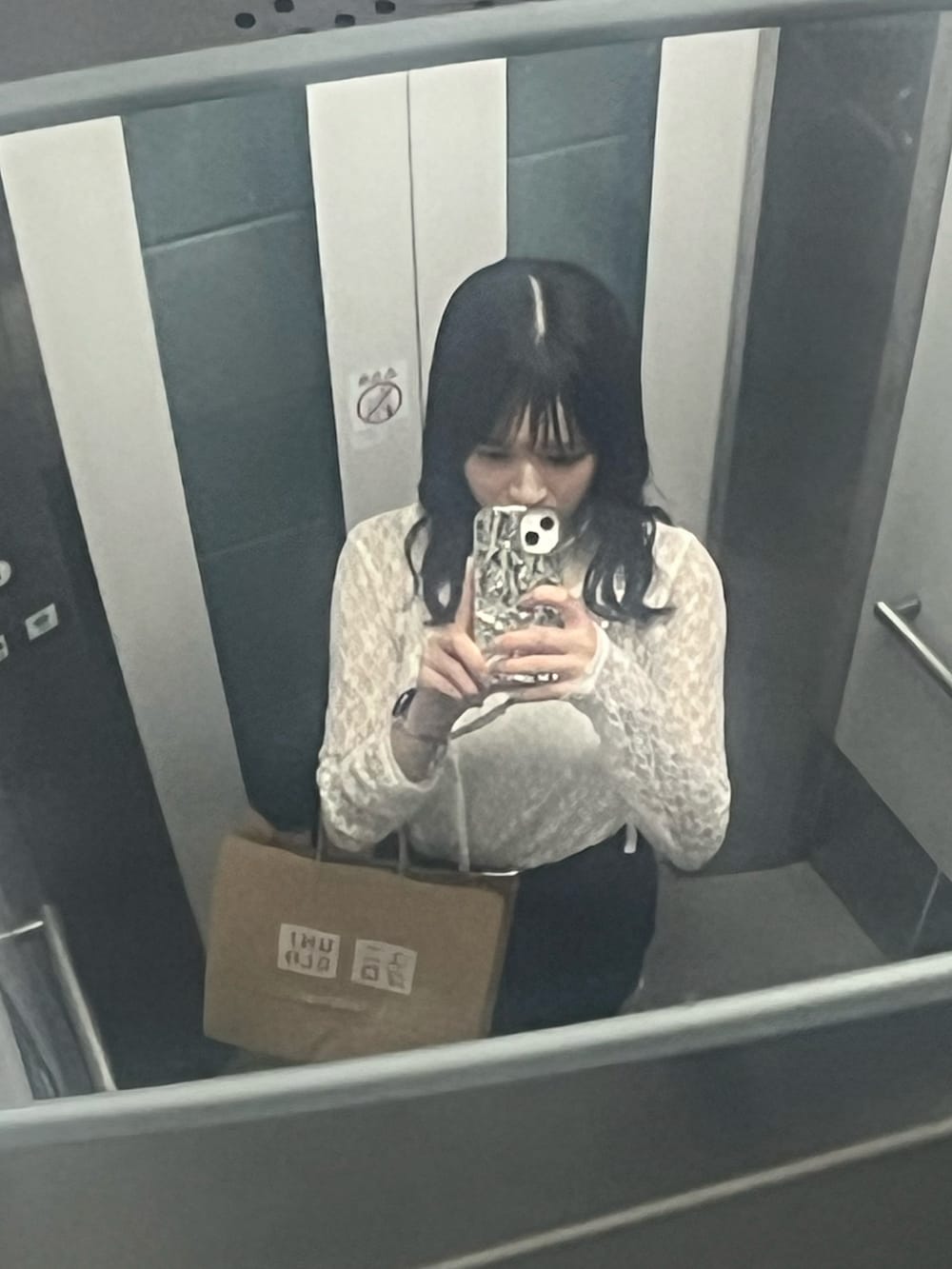 「レザー、ショルダーバッグ、秋服準備はじめました、レース、きれいめカジュアル、オトナカジュアル、オトナ女子、大人コーデ、大人カジュアル、大人女子、ootd、秋コーデ、いいね、save、フォローお願いします🤑、おしゃれさんと繋がりたい、お洒落さんとつながりたい」｜「Dr. Martensのアイテム（サンダル、ブラック系）」を使った、ミドリさん（骨格ウェーブ・レディース・160cm）の秋コーディネートの2枚目の写真