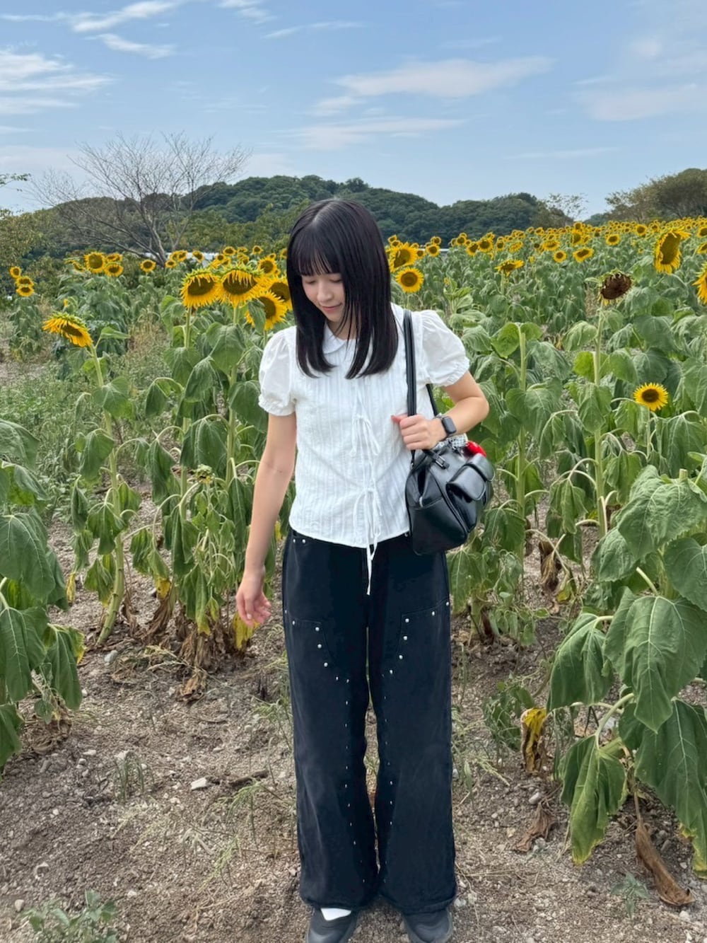 「ロゴT、モノトーン、カーゴパンツ、夏コーデ、デニムコーデ、大人カジュアルコーデ、今日のコーデ、おしゃれさんと繋がりたい、キレイめカジュアル、大人かわいい、きれいめコーデ、お洒落さんとつながりたい、ブラウス、デニムパンツ、いいね、save、フォローお願いします🤑」｜「CRAMMYのアイテム（シャツ/ブラウス、ホワイト系）」を使った、ミドリさん（骨格ウェーブ・レディース・160cm）の夏コーディネートの2枚目の写真