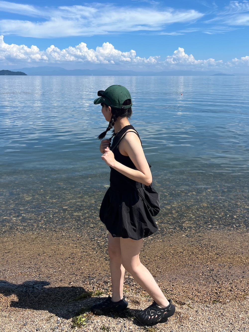 「夏ルックで気分アップ、デニム、セットアップ、サングラス、スポーツミックス、タンクトップ、ノースリーブ、白Tシャツ、夏、ラクチンコーデ、今日のコーデ、ootd、お洒落さんとつながりたい、モノトーンコーデ、いいね、save、フォローお願いします🤑」｜「？のアイテム（サンダル、ブラック系）」を使った、ミドリさん（骨格ウェーブ・レディース・160cm）の夏コーディネートの3枚目の写真