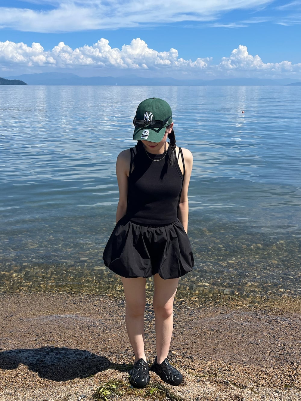 「夏ルックで気分アップ、デニム、セットアップ、サングラス、スポーツミックス、タンクトップ、ノースリーブ、白Tシャツ、夏、ラクチンコーデ、今日のコーデ、ootd、お洒落さんとつながりたい、モノトーンコーデ、いいね、save、フォローお願いします🤑」｜「？のアイテム（サンダル、ブラック系）」を使った、ミドリさん（骨格ウェーブ・レディース・160cm）の夏コーディネートの2枚目の写真