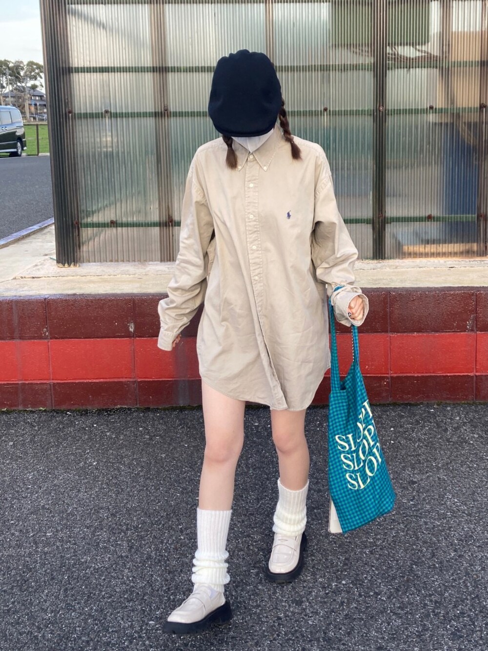 「春服デビュー宣言、シンプルスタイル、カジュアルコーデ、大人コーデ、シンプル、骨格ウェーブ、休日コーデ、お洒落さんとつながりたい、オーバーサイズ、メンズライク、シャツコーデ、いいね、save、フォローお願いします🤑、シャツスタイル、Polo Ralph Lauren、ハンチング」｜「SPINNSのアイテム（ハンチング/ベレー帽、ブラック系）」を使った、ミドリさん（レディース・160cm）の春コーディネートの2枚目の写真