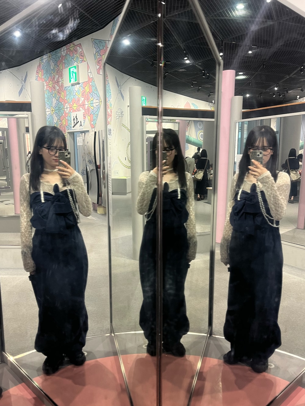 ホワイト系のTシャツ/カットソー、ブルー系のつなぎ/オールインワン、ブラック系のスニーカーを着用したレディースの秋コーディネートの2枚目の写真