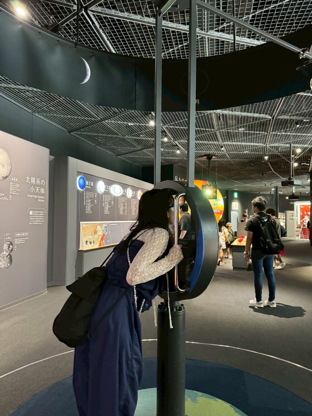 ホワイト系のTシャツ/カットソー、ブルー系のつなぎ/オールインワン、ブラック系のスニーカーを着用したレディースの秋コーディネートの3枚目の写真