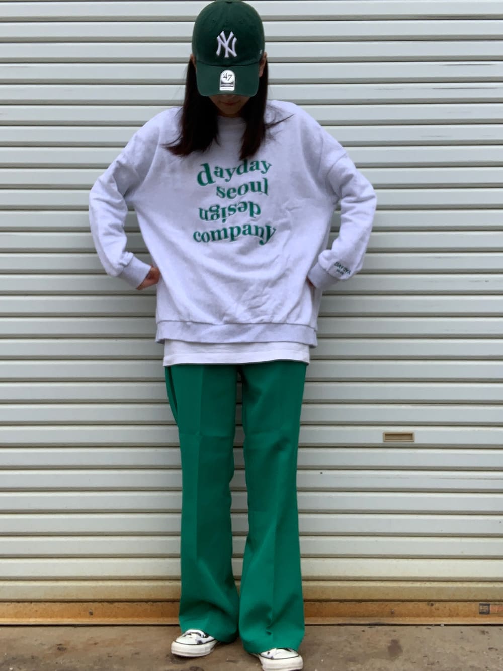 「シンプルコーデ、パンツコーデ、カジュアルコーデ、おしゃれさんと繋がりたい、休日スタイル、プチプラ、韓国ファッション、スウェット、グリーン、フレアパンツ、コンバース、スニーカー、スニーカーコーデ、レイヤードスタイル、ストリート」｜「WHO'S WHO galleryのアイテム（スラックス、グリーン系）」を使った、ミドリさん（レディース・160cm）の冬コーディネートの2枚目の写真