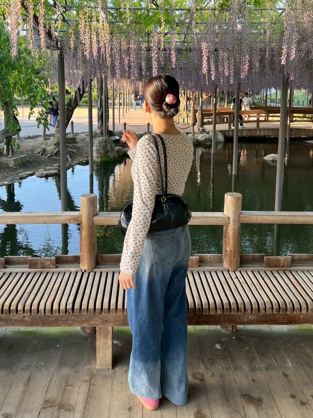 「最近のいい感じコーデ、レイヤードスタイル、ワイドパンツ、韓国ファッション、カジュアルスタイル、オトナ女子、ラフコーデ、春服コーデ、今日のコーデ、ootd、夏コーデ、パンツコーデ、おしゃれさんと繋がりたい、いいね、save、フォローお願いします🤑、楽チンコーデ」｜「TINA：JOJUNのクリアボタン ヘンリーネックカットソー TINA：JOJUN（Tシャツ/カットソー、レッド系）」を使った、ミドリさん（骨格ウェーブ・レディース・160cm）の春コーディネートの2枚目の写真