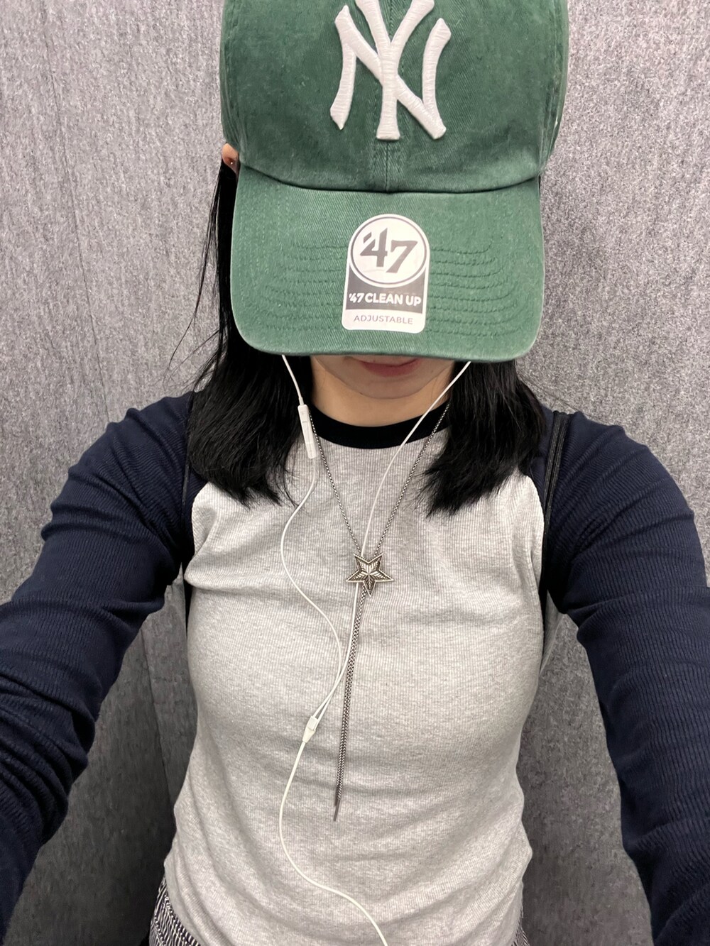 「やっぱり帽子が好き、白シャツ、柄シャツ、ショルダーバッグ、モノトーン、ワイドパンツ、サンダル、ラグランTシャツ、ユニクロ、ユニクロコーデ、おしゃれさんと繋がりたい、お洒落さんとつながりたい、ニューエラ、帽子、いいね、save、フォローお願いします🤑」｜「？のアイテム（デニムパンツ、ブラック系）」を使った、ミドリさん（骨格ウェーブ・レディース・160cm）の春コーディネートの2枚目の写真