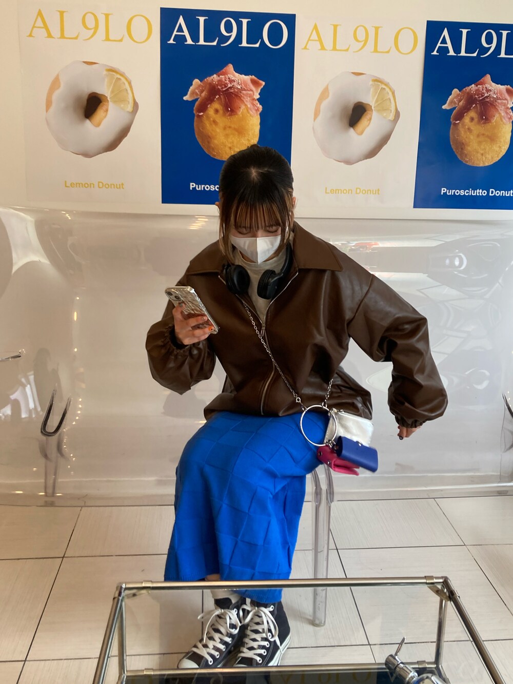 「春服デビュー宣言、カジュアルコーデ、シンプルスタイル、カラーコーデ、カラーパンツ、タイトスカート、コンバース、スニーカー、大人カジュアル、メンズライク、お洒落さんとつながりたい、プチプラ、お出かけコーデ、ロングスカート、いいね、save、フォローお願いします🤑」｜「CONVERSEのアイテム（スニーカー、ブラック系）」を使った、ミドリさん（レディース・160cm）の春コーディネートの2枚目の写真