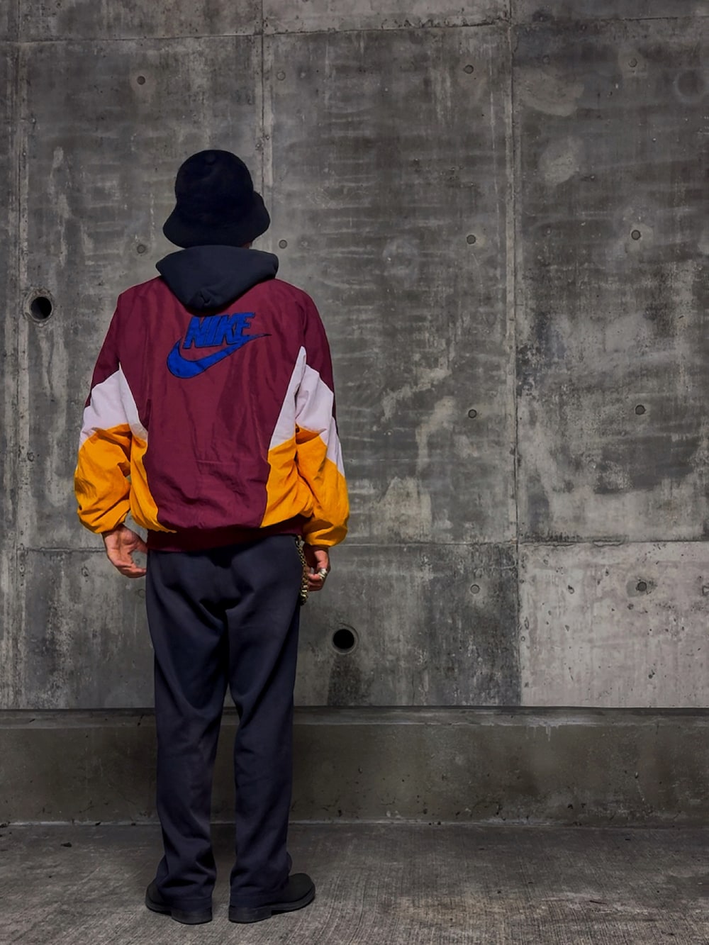 「春めき満開コーデ、NIKE、Champion、オールブラック、バケットハット、ナイロンジャケット、パーカー、サングラス、サイドゴアブーツ、ストリートコーデ、スケータースタイル、vintage、アメカジ、スポーツミックス、古着MIX」｜「KANGOLのKANGOL FURGORA CASUAL（ハット、ブラック系）」を使った、Ri Maさん（メンズ・171cm）の春コーディネートの3枚目の写真