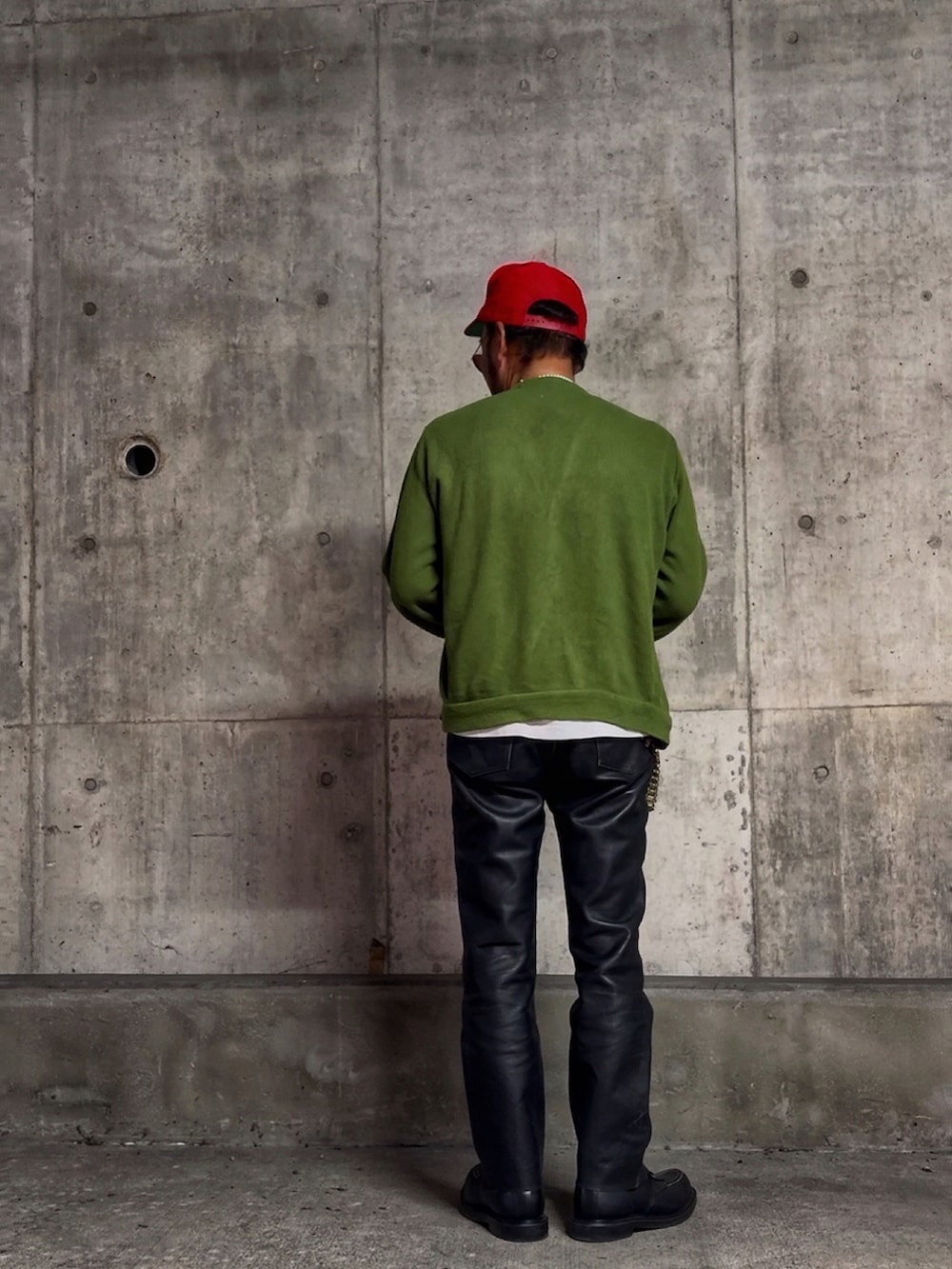 ブラック系のブーツ、ブラック系のその他パンツ、グレー系のタンクトップを着用したメンズの秋コーディネートの2枚目の写真