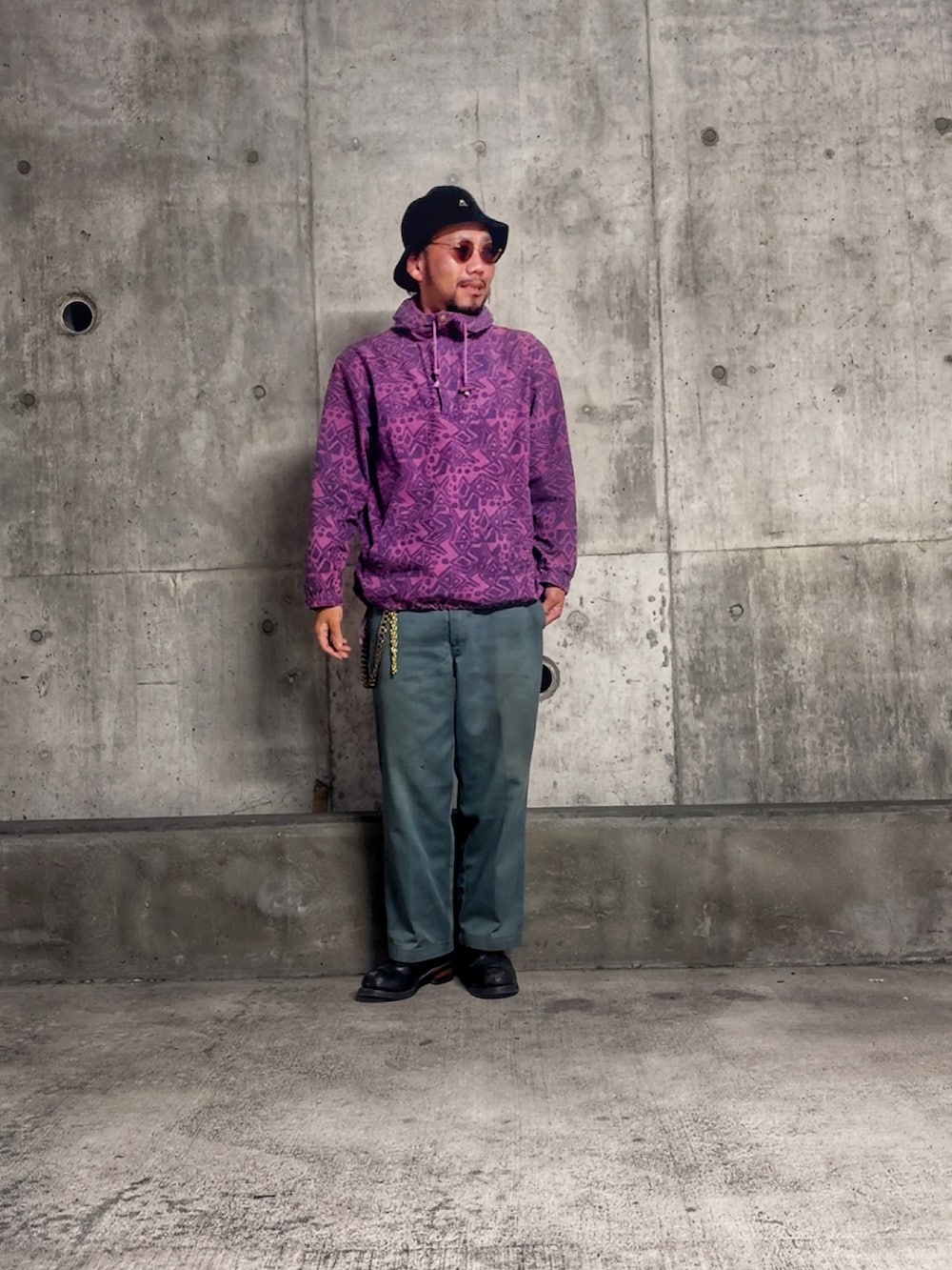 ブラック系のブーツ、ホワイト系のTシャツ/カットソー、パープル系のマウンテンパーカーを着用したメンズの冬コーディネートの2枚目の写真