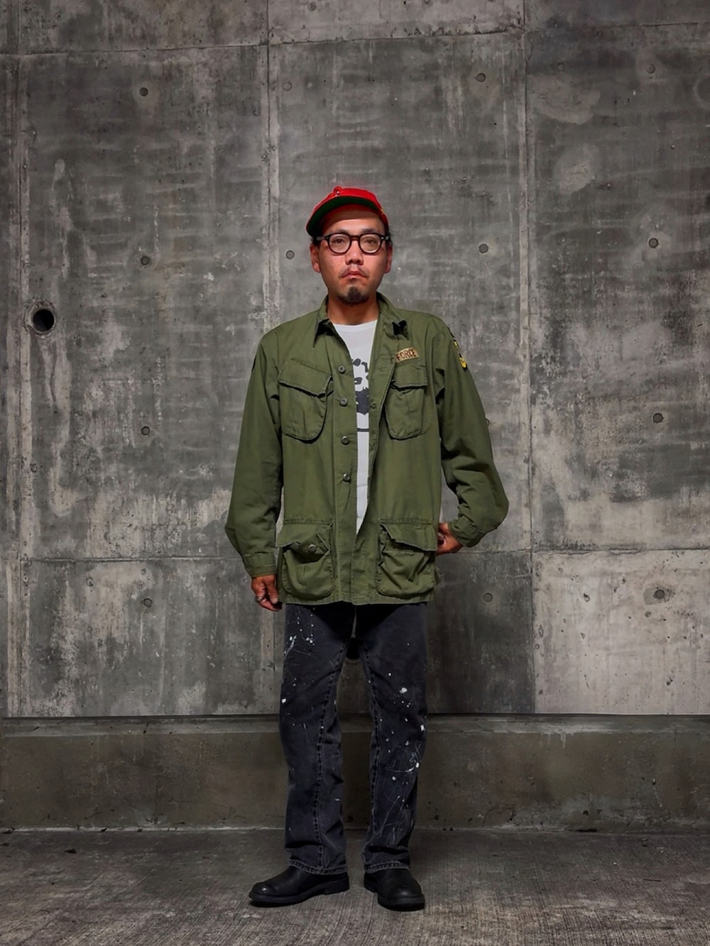 「古着MIX、古着、アメカジ、Tシャツコーデ、vintage、ヴィンテージ、古着コーデ、ミリタリー、リラックススタイル、オーバーサイズ、ブラック、リメイク、最近のいい感じコーデ、プリントT」｜「90's Wranglerの90's Wrangler 13mwz（35×32）セルフペンキカスタム（デニムパンツ、ブラック系）」を使った、Ri Maさん（メンズ・171cm）の春コーディネートの2枚目の写真