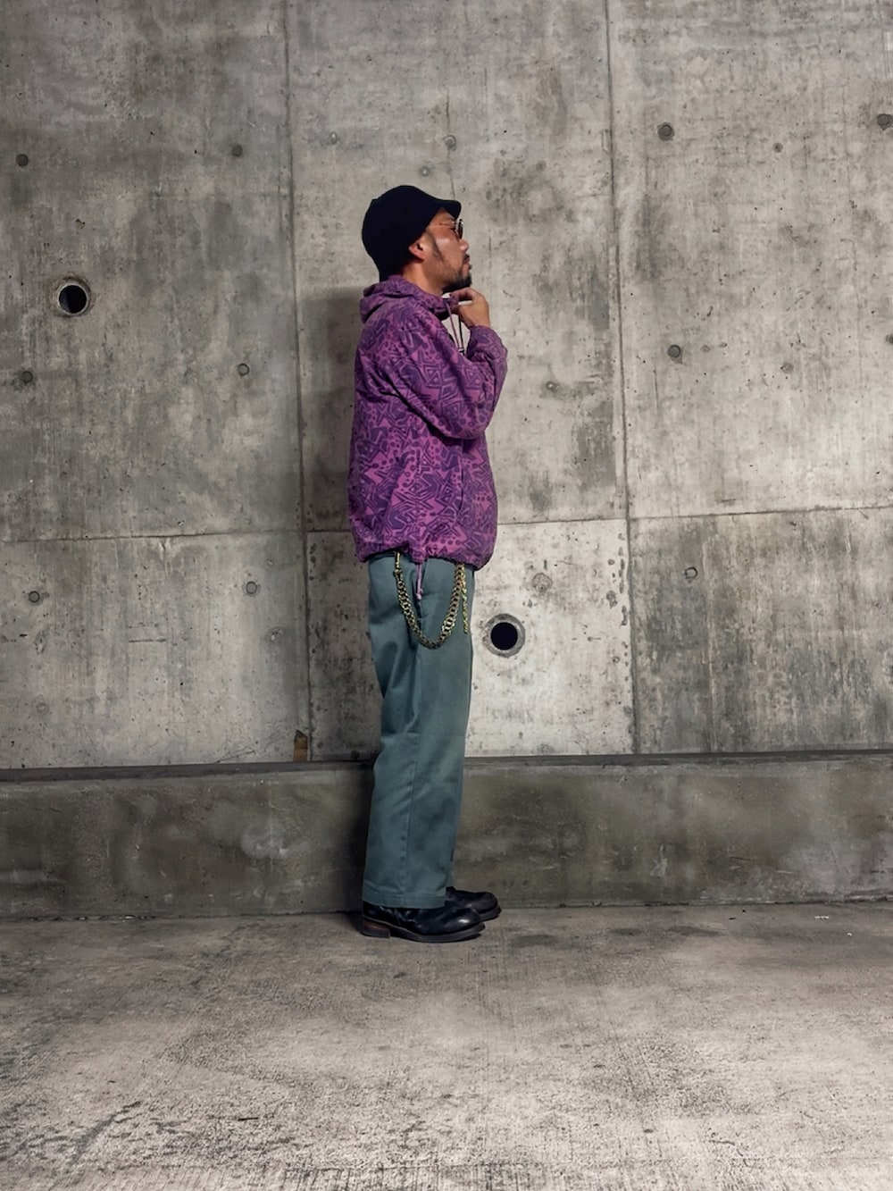 ブラック系のブーツ、ホワイト系のTシャツ/カットソー、パープル系のマウンテンパーカーを着用したメンズの冬コーディネートの3枚目の写真