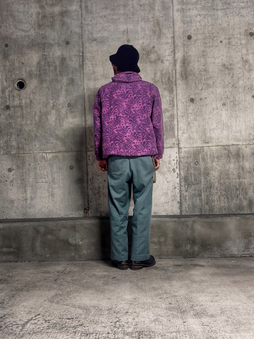 ブラック系のブーツ、ホワイト系のTシャツ/カットソー、パープル系のマウンテンパーカーを着用したメンズの冬コーディネートの4枚目の写真