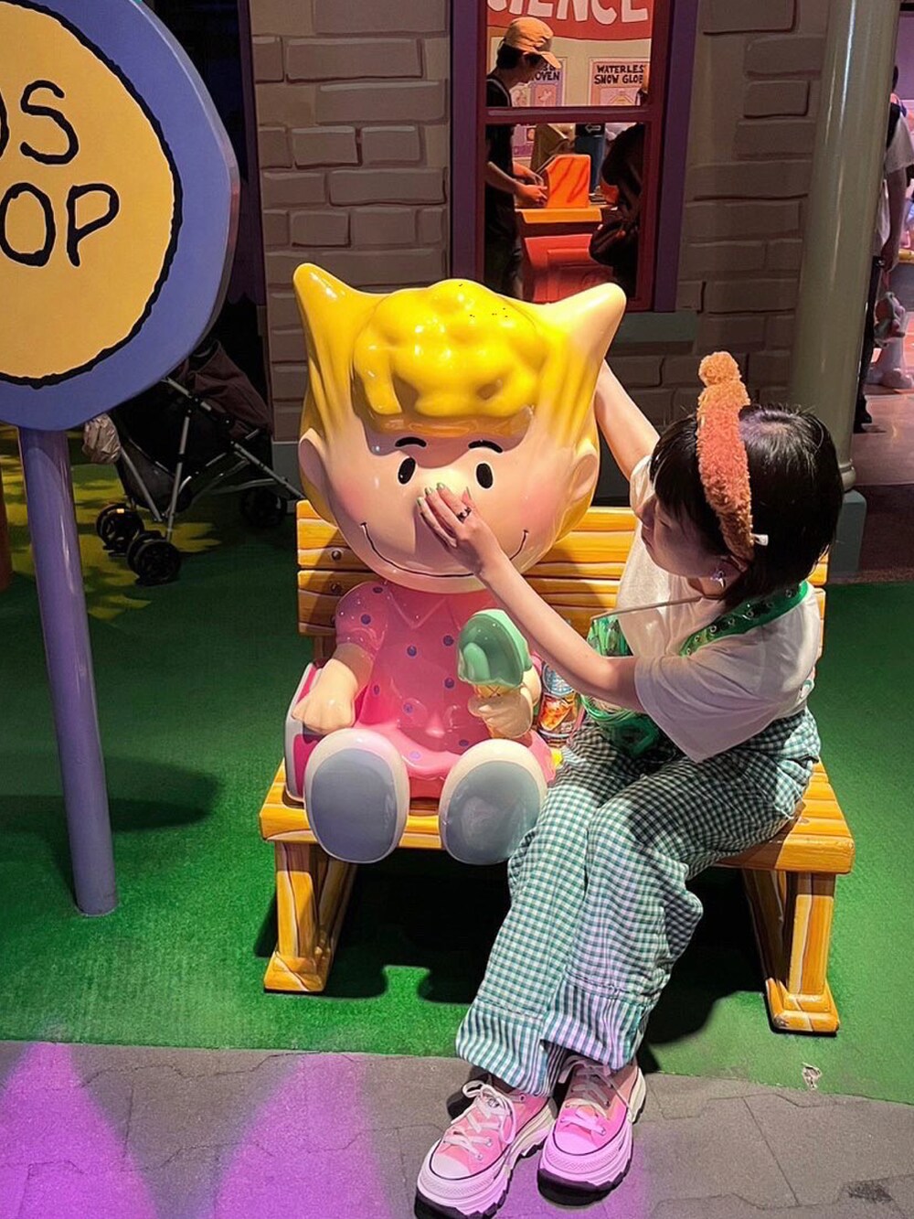 ホワイト系のTシャツ/カットソー、グリーン系のハンドバッグ、グリーン系のパンツを着用したレディースの夏コーディネートの2枚目の写真