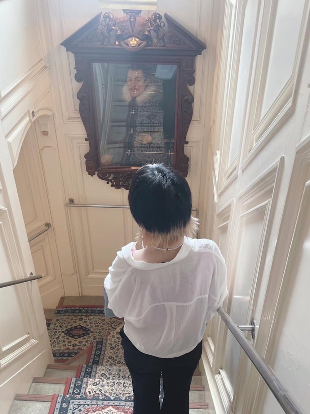 ピンク系のタンクトップ、ホワイト系のシャツ/ブラウス、その他のネックレスを着用したレディースの夏コーディネートの3枚目の写真