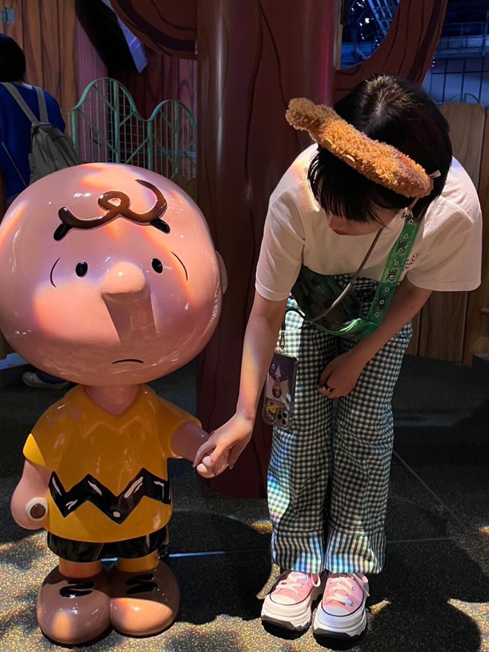 ホワイト系のTシャツ/カットソー、グリーン系のハンドバッグ、グリーン系のパンツを着用したレディースの夏コーディネートの3枚目の写真