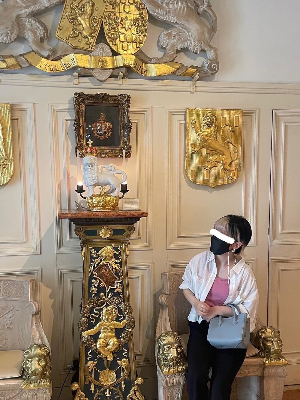 ピンク系のタンクトップ、ホワイト系のシャツ/ブラウス、その他のネックレスを着用したレディースの夏コーディネートの2枚目の写真