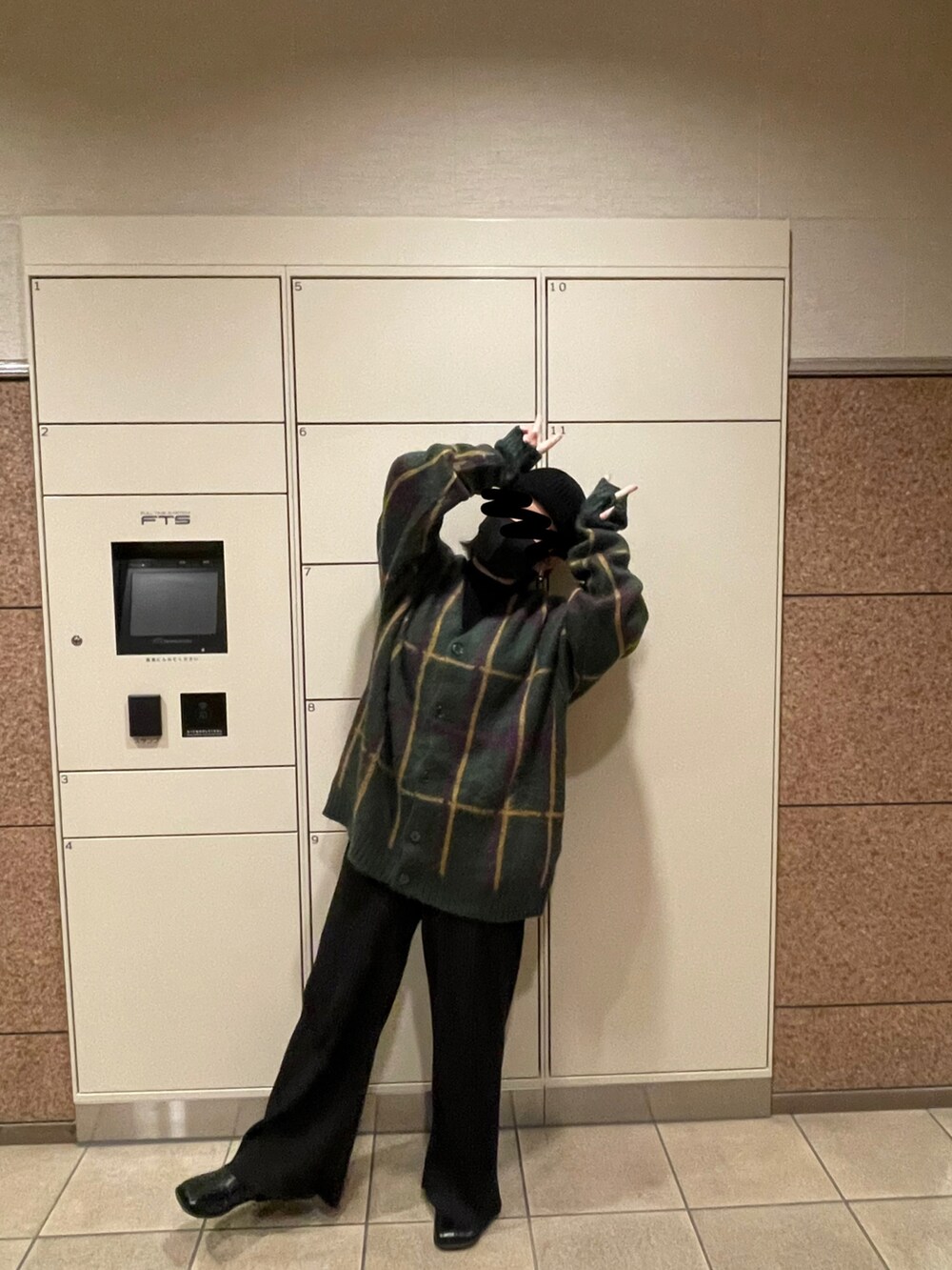 その他のカーディガン/ボレロ、ブラック系のブーツ、ブラック系のその他パンツを着用したレディースの冬コーディネートの2枚目の写真