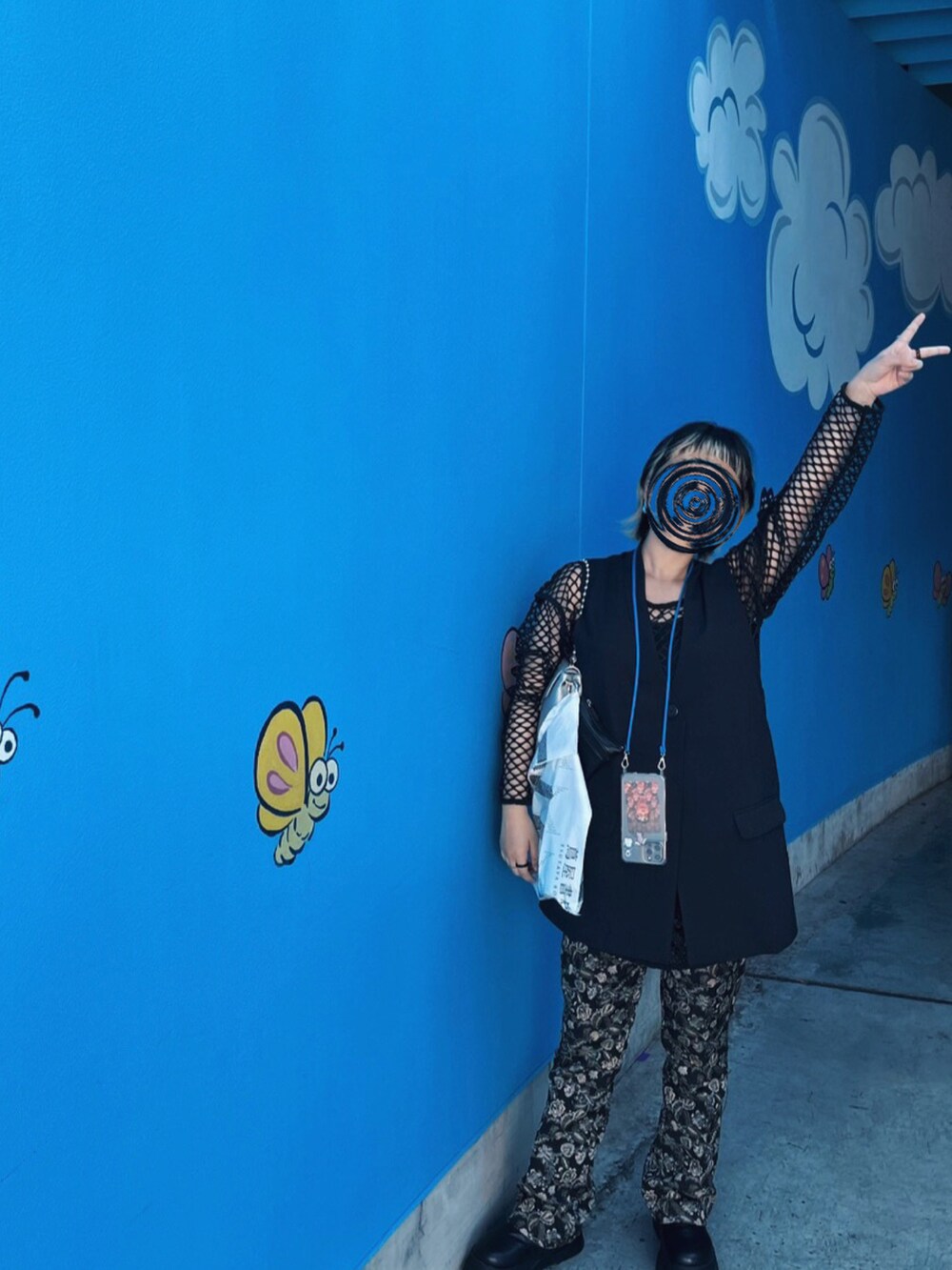 ブラック系のベスト、ブラック系のTシャツ/カットソー、ブラック系のスラックスを着用したレディースの秋コーディネートの2枚目の写真