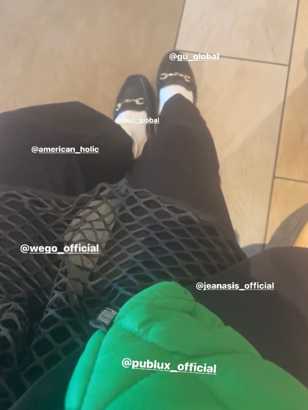 グリーン系のトートバッグ、ブラック系のTシャツ/カットソー、ブラック系のスラックスを着用したレディースの秋コーディネートの3枚目の写真