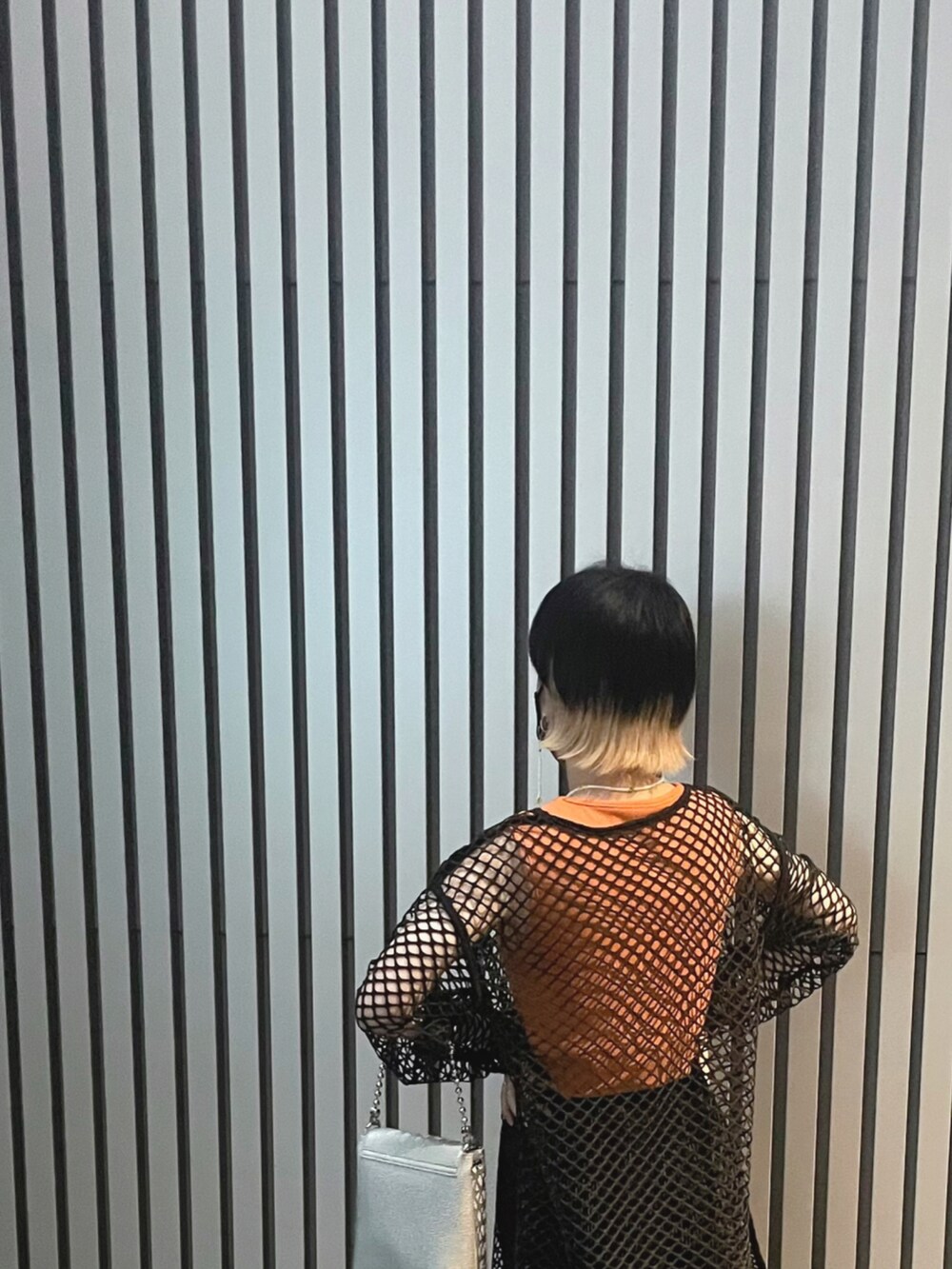 シルバー系のトートバッグ、ブラック系のTシャツ/カットソー、ピンク系のタンクトップを着用したレディースの夏コーディネートの3枚目の写真