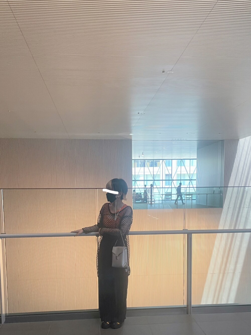 シルバー系のトートバッグ、ブラック系のTシャツ/カットソー、ピンク系のタンクトップを着用したレディースの夏コーディネートの2枚目の写真