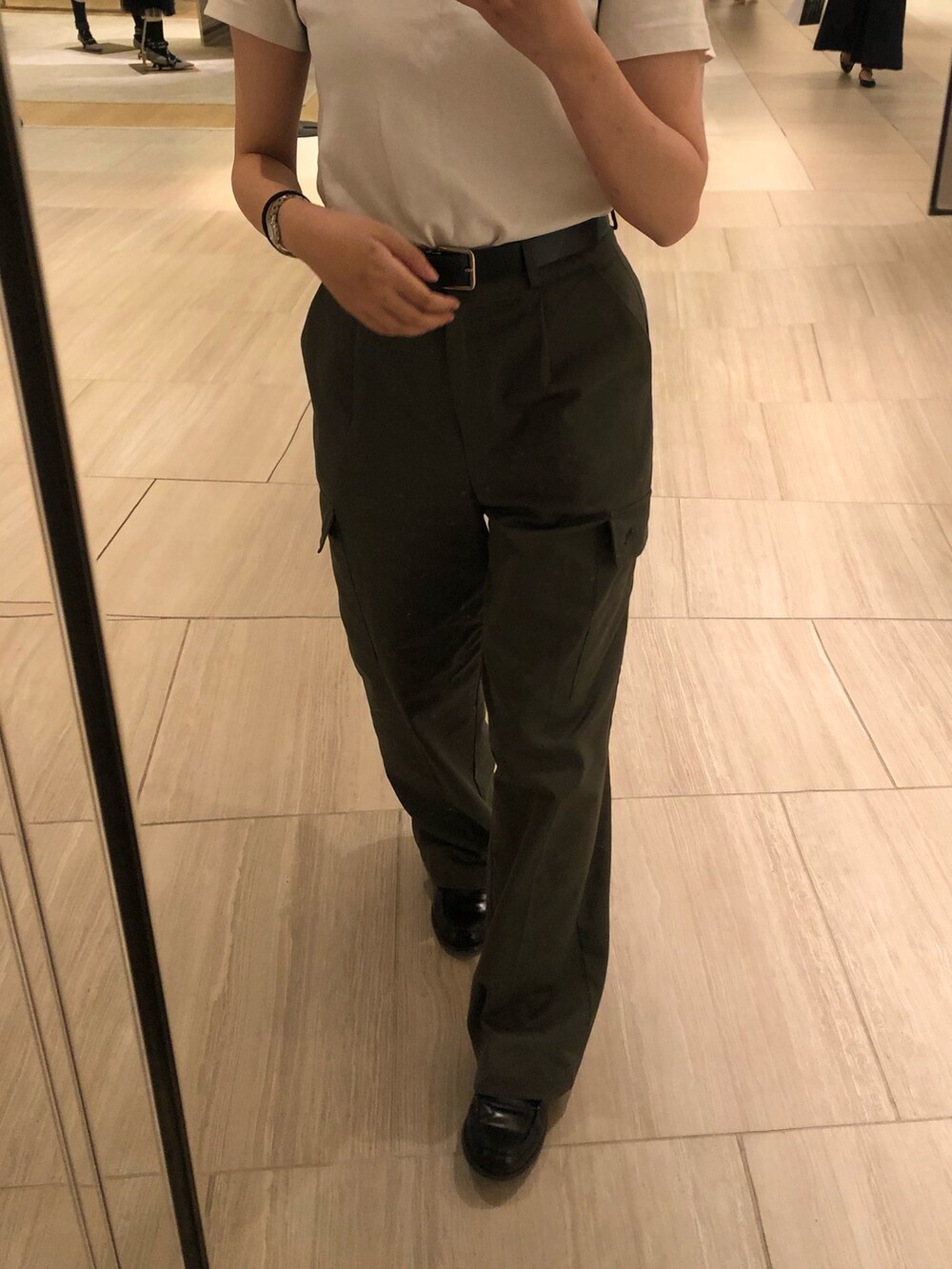 ホワイト系のTシャツ/カットソー、グリーン系のカーゴパンツを着用したレディースの夏コーディネートの2枚目の写真