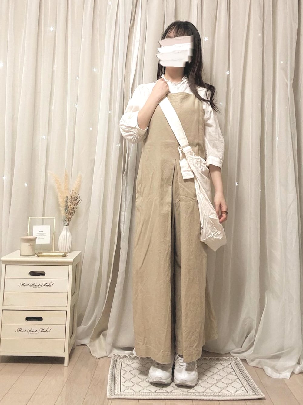 ベージュ系のオールインワン・サロペット、ホワイト系のシャツ/ブラウス、ブルー系のショルダーバッグを着用したレディースの夏コーディネートの3枚目の写真