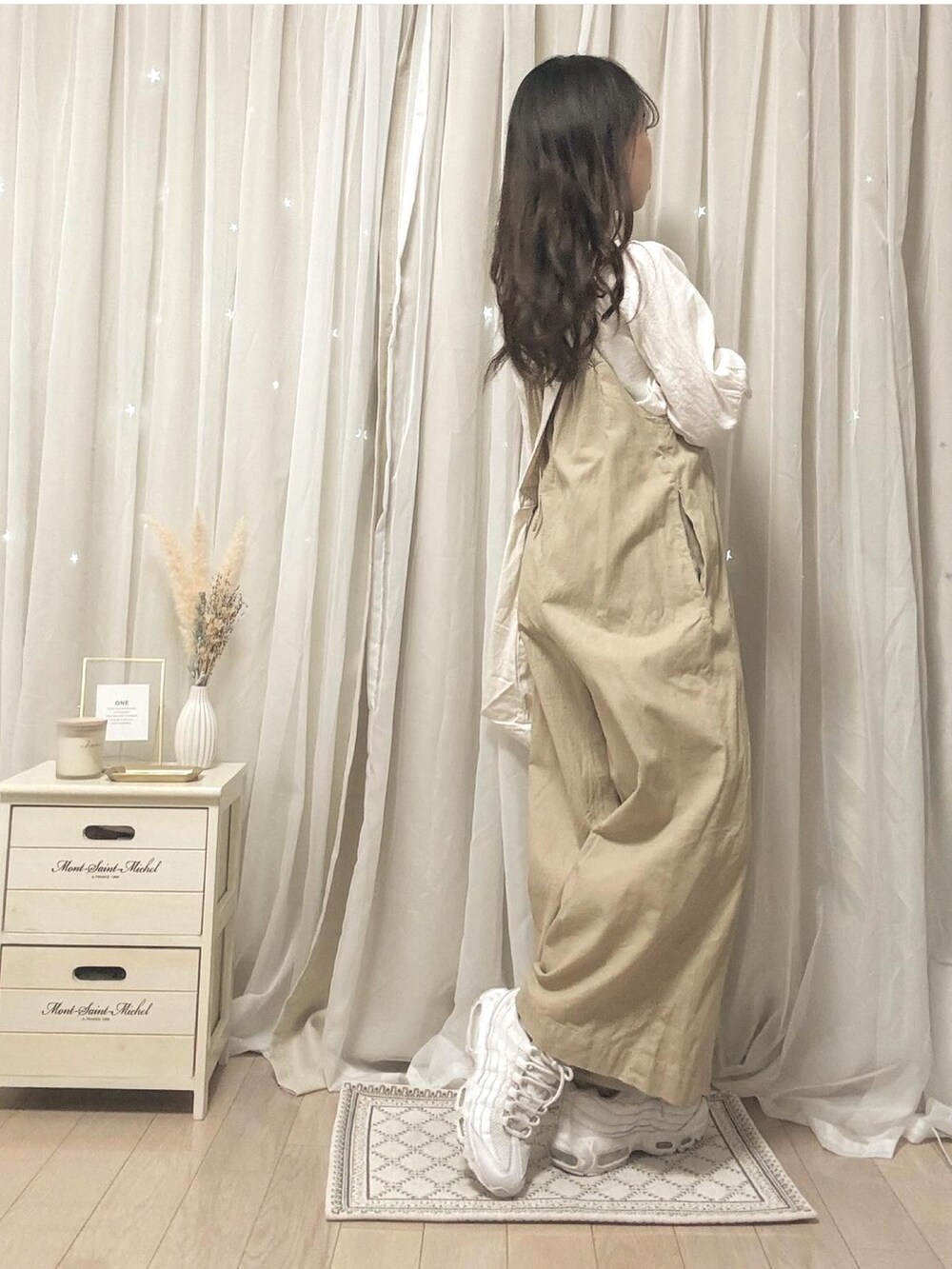 ベージュ系のオールインワン・サロペット、ホワイト系のシャツ/ブラウス、ブルー系のショルダーバッグを着用したレディースの夏コーディネートの2枚目の写真