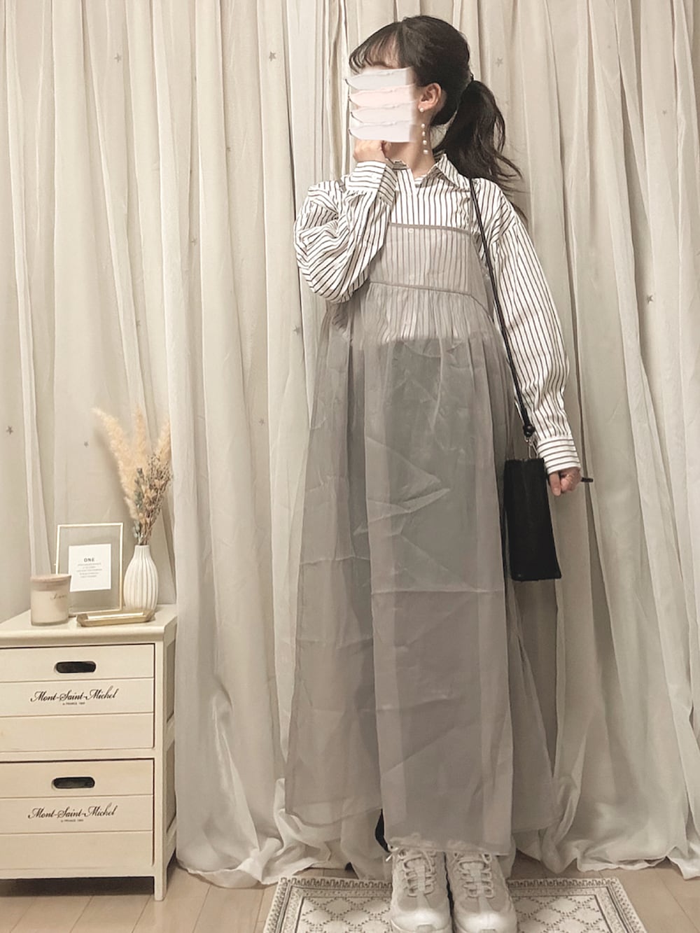 ホワイト系のシャツ/ブラウス、グレー系のワンピース、ブラック系のショルダーバッグを着用したレディースの夏コーディネートの2枚目の写真