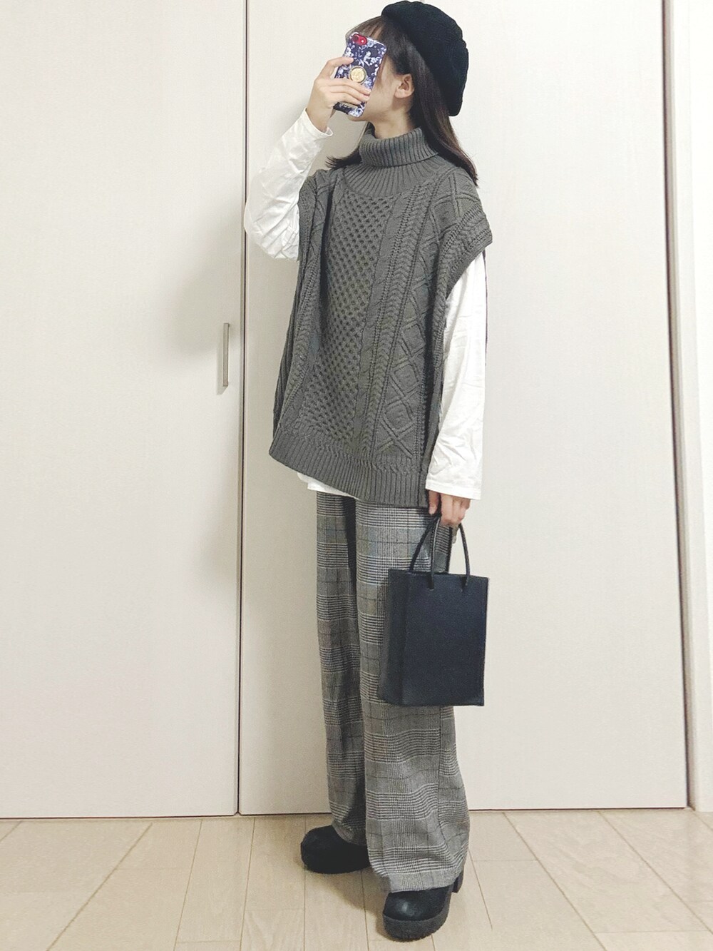 ホワイト系のTシャツ/カットソー、ブラック系のショルダーバッグ、グレー系のその他パンツを着用したレディースの秋コーディネートの2枚目の写真