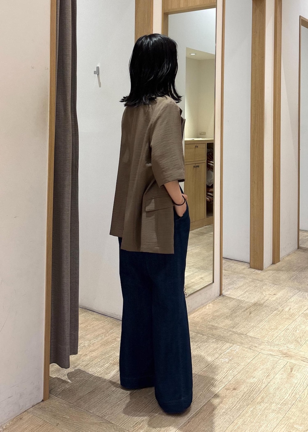 「初夏コーデ、夏コーデ、お出かけコーデ、旅行コーデ、大人カジュアル、パンツスタイル、体型カバー、カジュアルコーデ」｜「Juzeのスリングバックビットパンプス（パンプス、ブラック系）」を使った、スズさん（レディース・152cm）の夏コーディネートの3枚目の写真