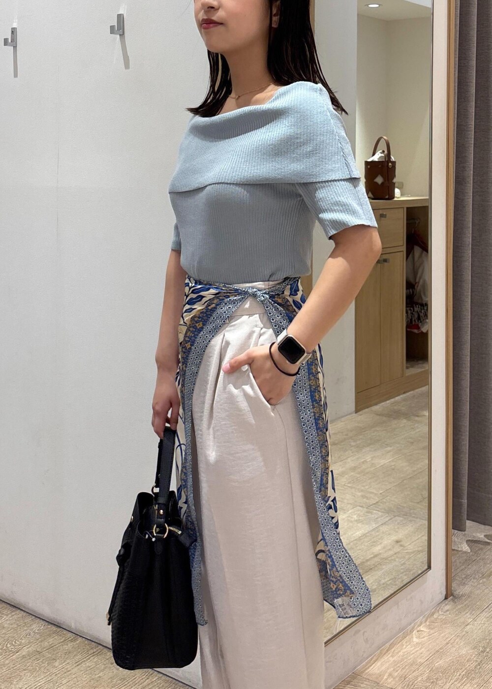 ブラウン系のパンプス、グリーン系のニット/セーター、ホワイト系のスラックスを着用したレディースの夏コーディネートの9枚目の写真