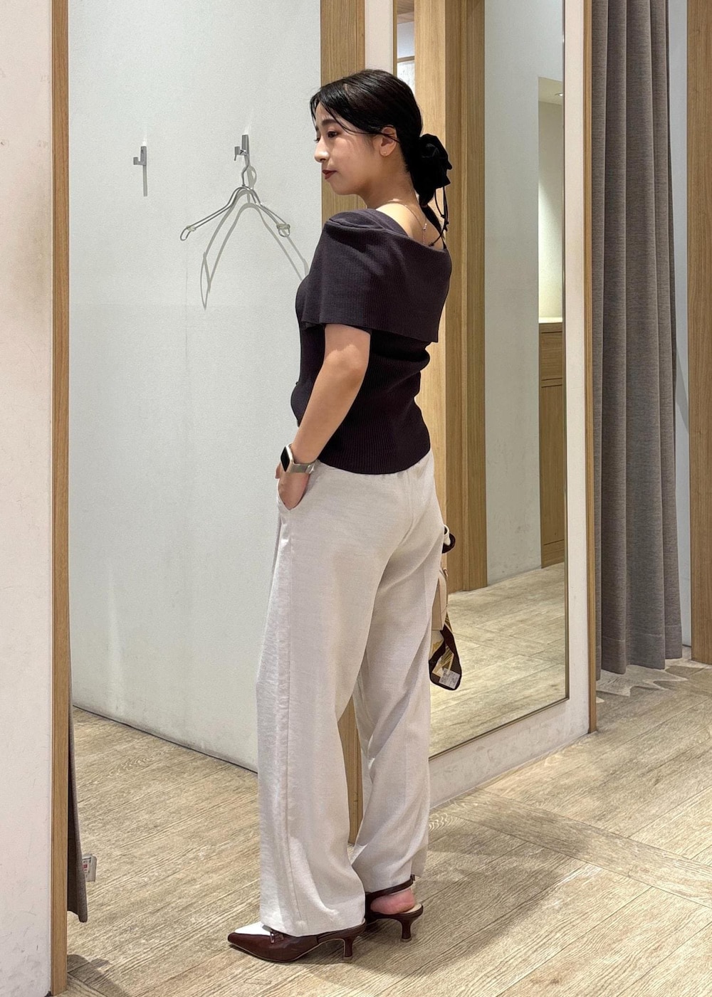 ブラウン系のパンプス、ホワイト系のスラックス、グレー系のニット/セーターを着用したレディースの秋コーディネートの4枚目の写真