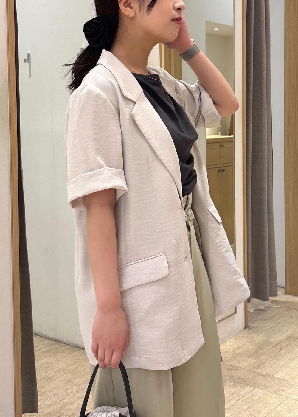 レッド系のサンダル、グレー系のTシャツ/カットソー、グリーン系のスラックスを着用したレディースの夏コーディネートの6枚目の写真