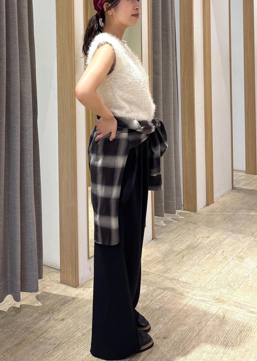 ホワイト系のショルダーバッグ、ホワイト系のニット/セーター、ブラック系のシャツ/ブラウスを着用したレディースの秋コーディネートの4枚目の写真