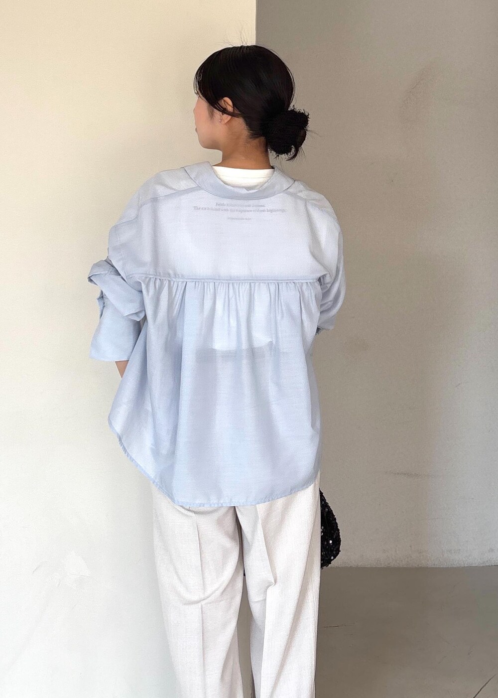 ブラック系のバレエシューズ、ブルー系のシャツ/ブラウス、ホワイト系のTシャツ/カットソーを着用したレディースの春コーディネートの8枚目の写真